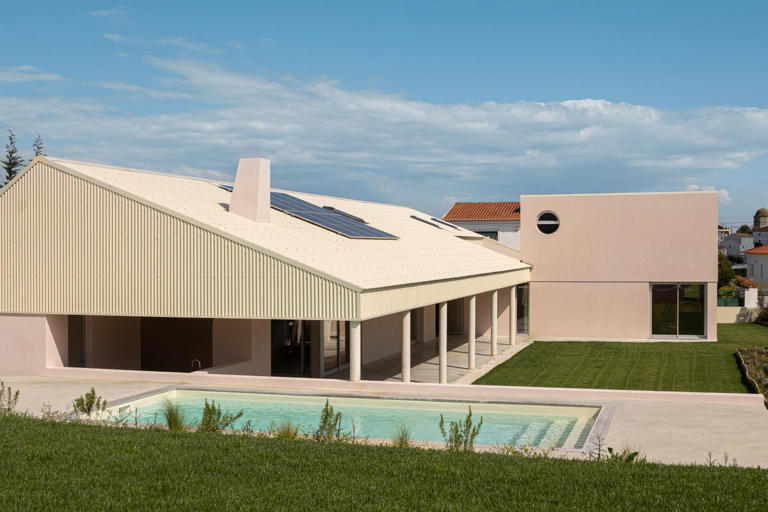 Esta casa rosa de inspiración industrial está diseñada con criterios ...