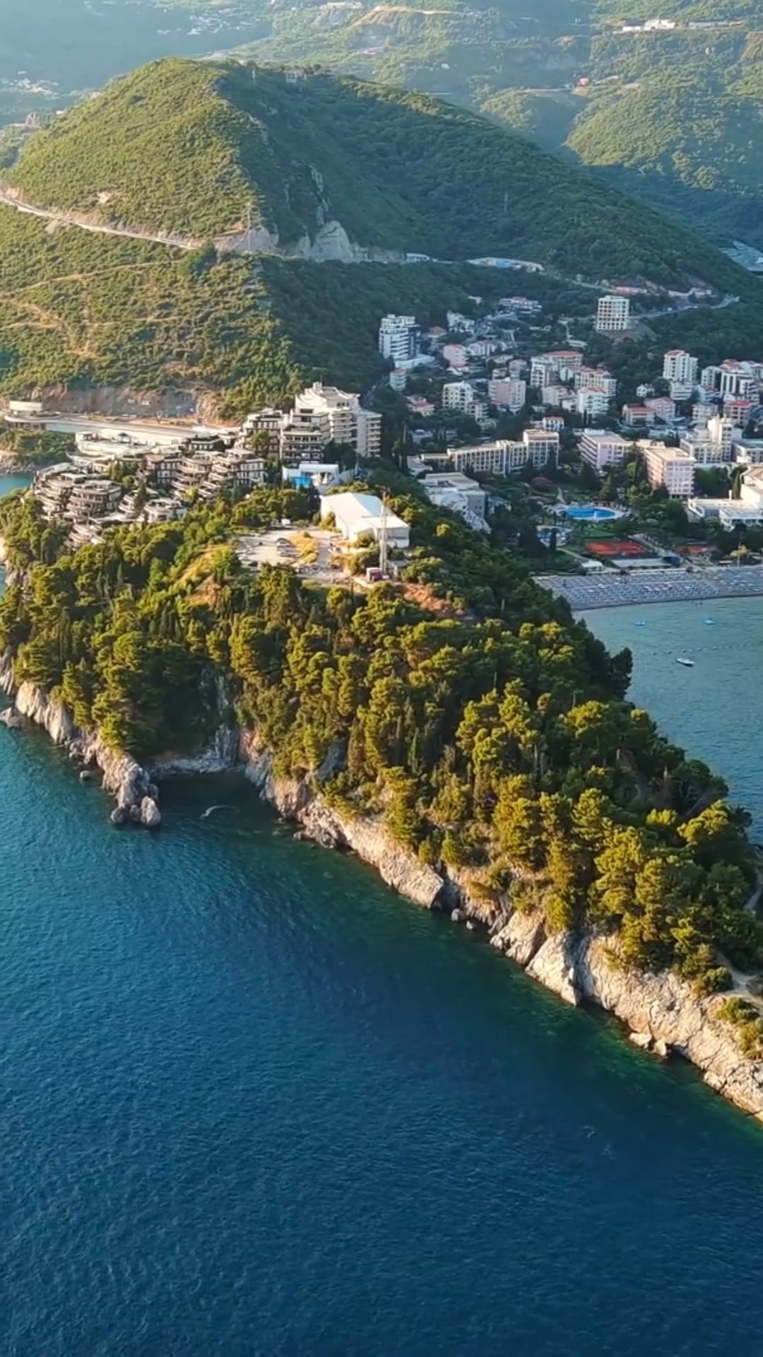 Rauhallinen taivas Montenegron yllä: lumoava drone-matka