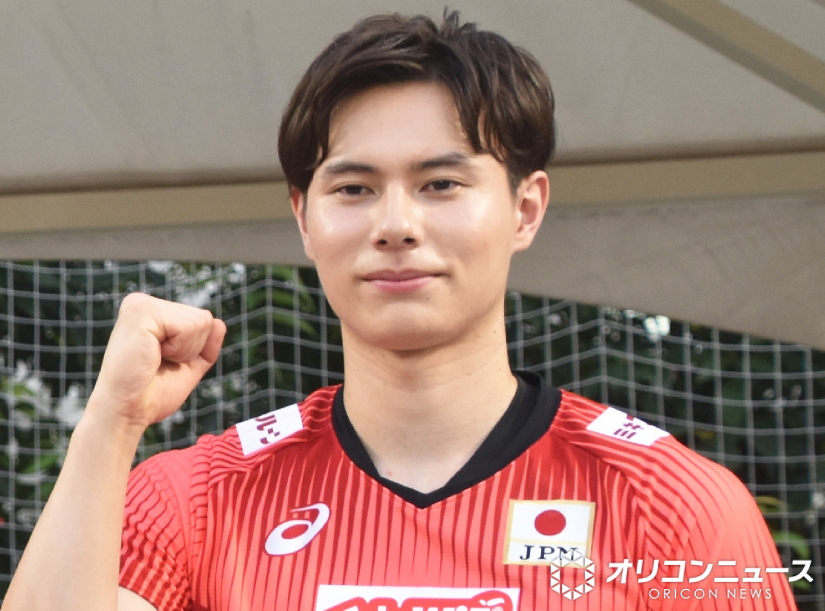 バレーボール日本代表・髙橋藍、もうすぐ1歳の愛犬とくつろぐオフショット公開「バレーしてるときとのギャップがあああああ!」「たくさん癒されて決勝ラウンドも頑張って」