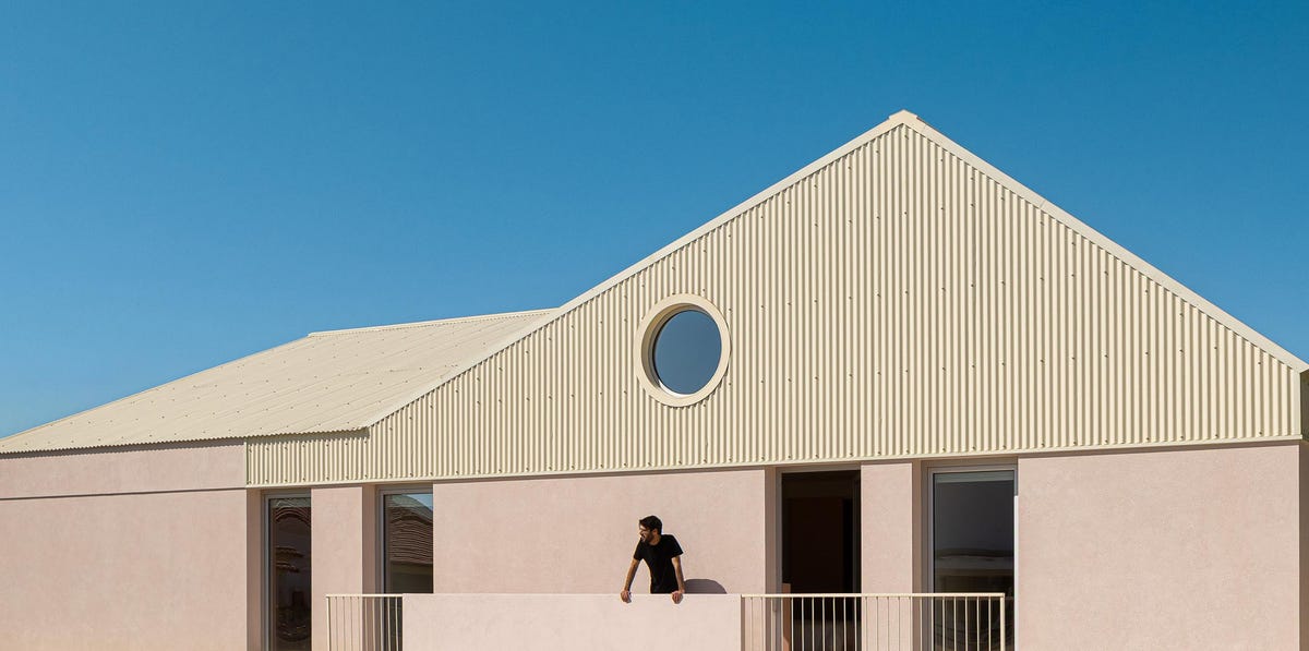 Esta casa rosa de inspiración industrial está diseñada con criterios ...