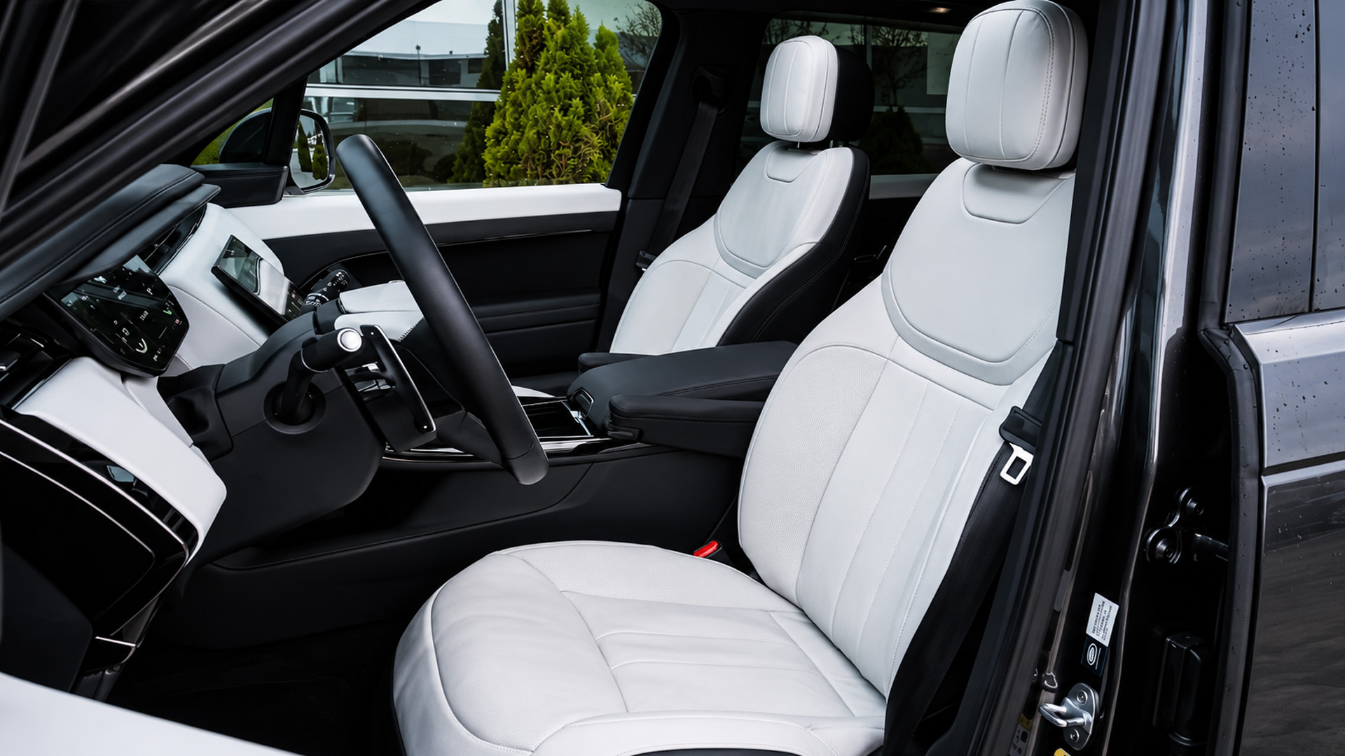 Range Rover Sport Autobiography shows its sound and interior
