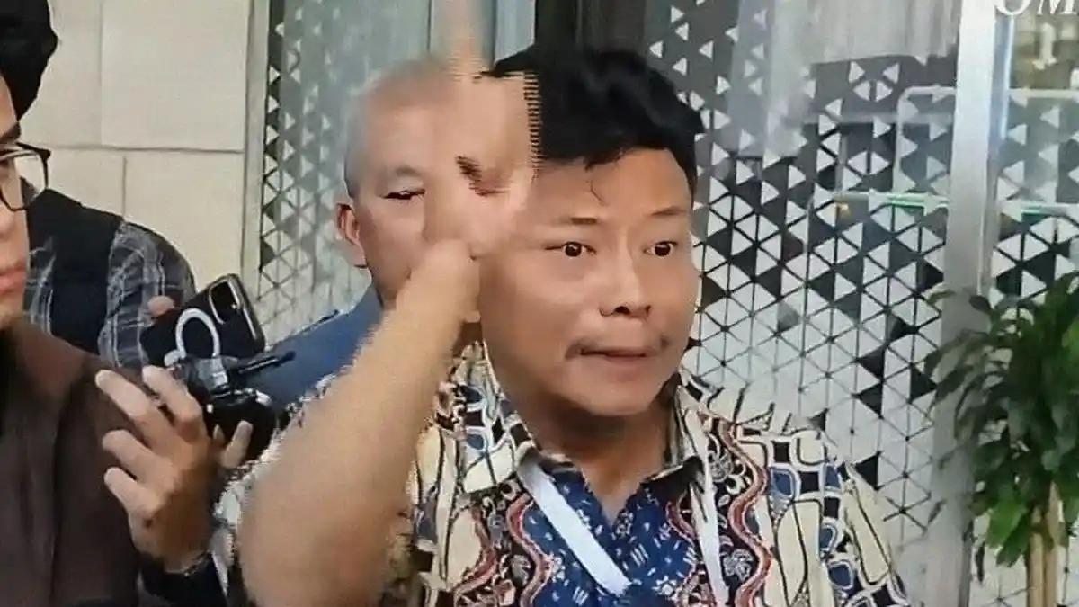 HANDIKA UNGKAP TEKANAN - Kuasa hukum Don Ritto alias Idon, Handika Honggowongso, melontarkan tudingan serius terhadap proses penetapan mantan Jaksa Agung Muda Tindak Pidana Khusus (Jampidsus) Febrie Adriansyah sebagai tersangka dalam kasus dugaan korupsi dan tindak pidana pencucian uang (TPPU). Dalam wawancara di Kompas TV, Minggu (26/7/2026), Handika menyatakan tim sembilan yang menangani pemeriksaan Febrie berada dalam tekanan yang sangat besar. (Wartakotalive.com)