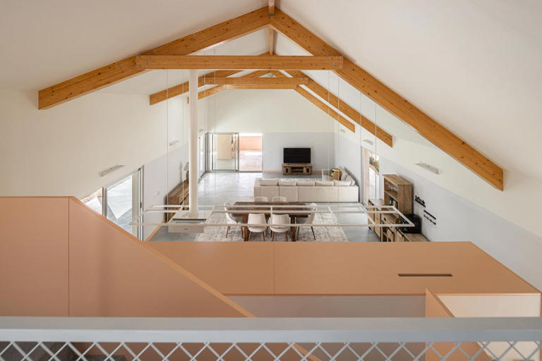 Esta casa rosa de inspiración industrial está diseñada con criterios ...