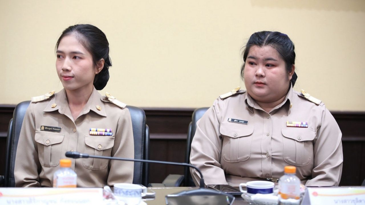 “ประเสริฐ” มอบรางวัลครูถิรคุณแก่ 2 ครู รร.บ้านโนนเหลื่อมฯ ยก เป็นต้นแบบ ครูผู้เสียสละ