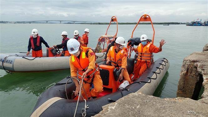 Tàu 1.088 tấn chìm gần cầu Phú Lương, Hải Phòng hạn chế giao thông đường thủy