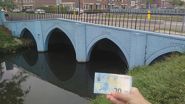 Wszystkie mosty z banknotów euro stoją w jednym miasteczku