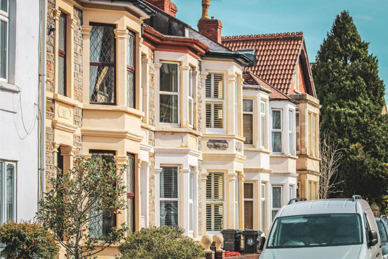 Elegant row houses with classic architecture on a sunny street ©Photo by Boys in Bristol Photography from Pexels