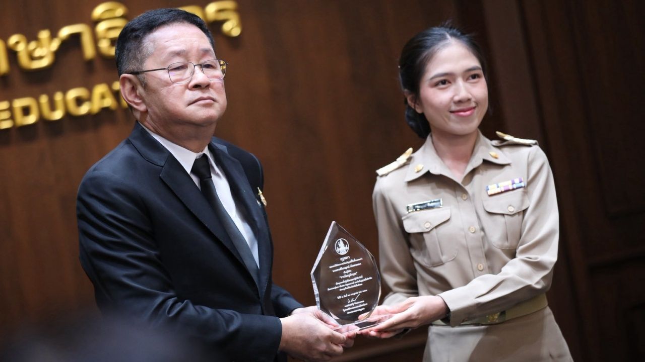 “ประเสริฐ” มอบรางวัลครูถิรคุณแก่ 2 ครู รร.บ้านโนนเหลื่อมฯ ยก เป็นต้นแบบ ครูผู้เสียสละ