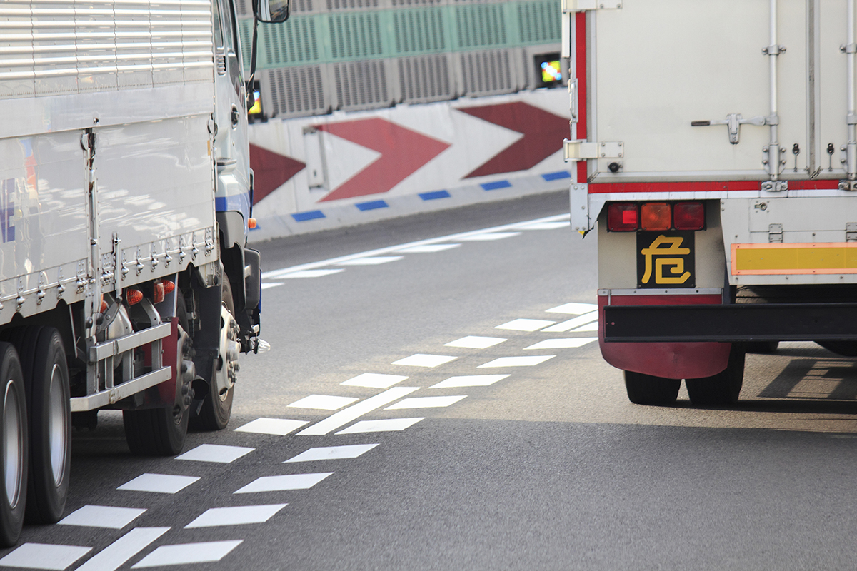 【なぜ「1km/h差」で追い越す?】高速道路の「トラック並走」は迷惑なのか。“リミッターの壁”が生むジレンマ