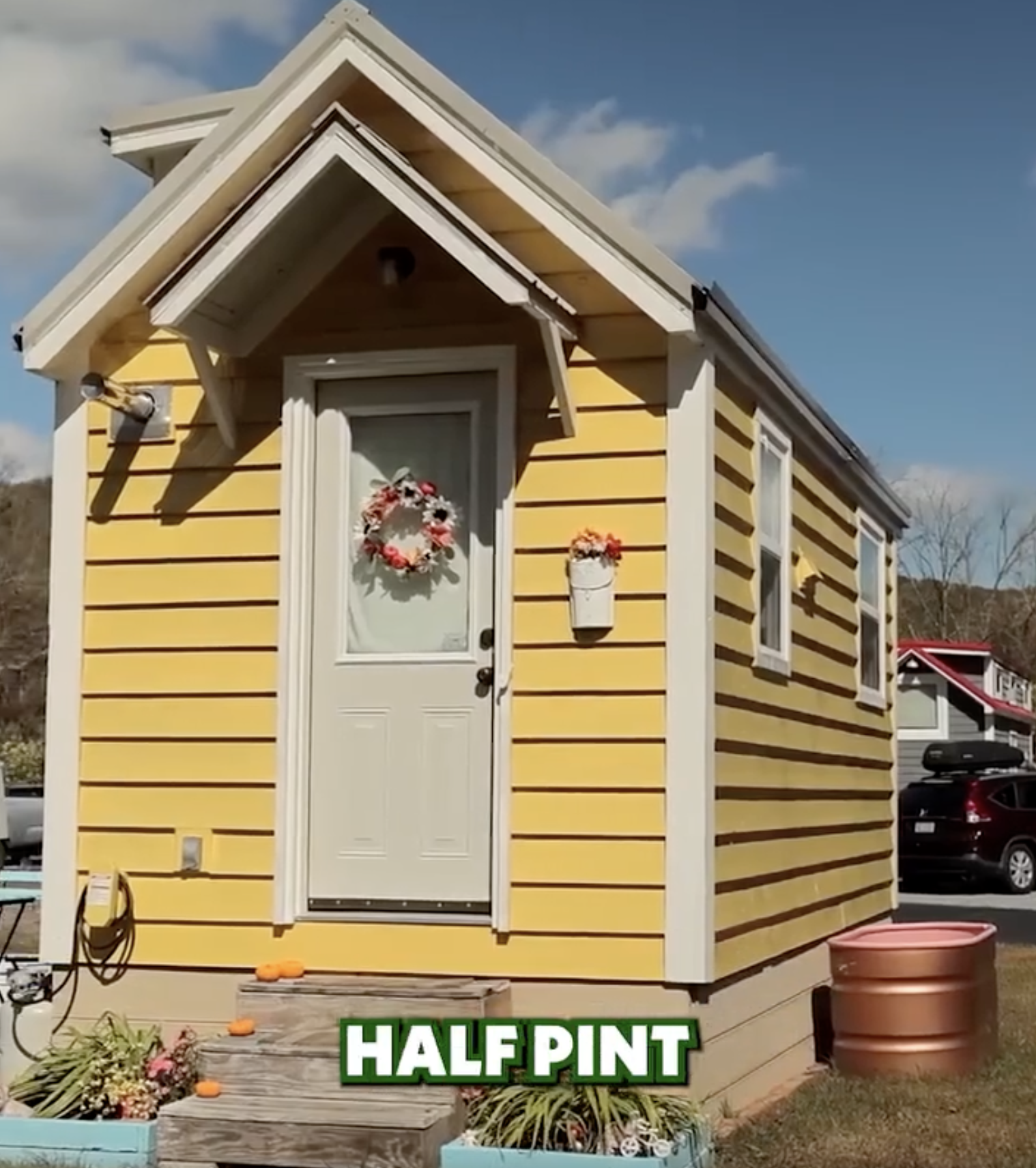 Couple's adorable 128 sqft tiny house 🏡