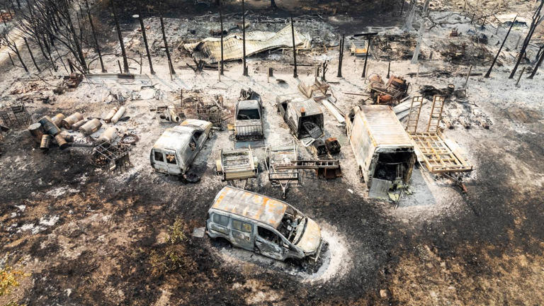Vue aérienne des carcasses de voitures carbonnisées au Porge. - FLORIAN PLAUCHEUR/AFP