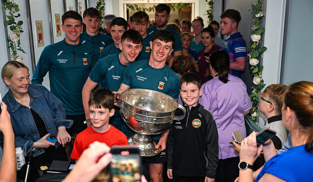 mayo-football-team-visit-temple-street-children-s-hospital-before