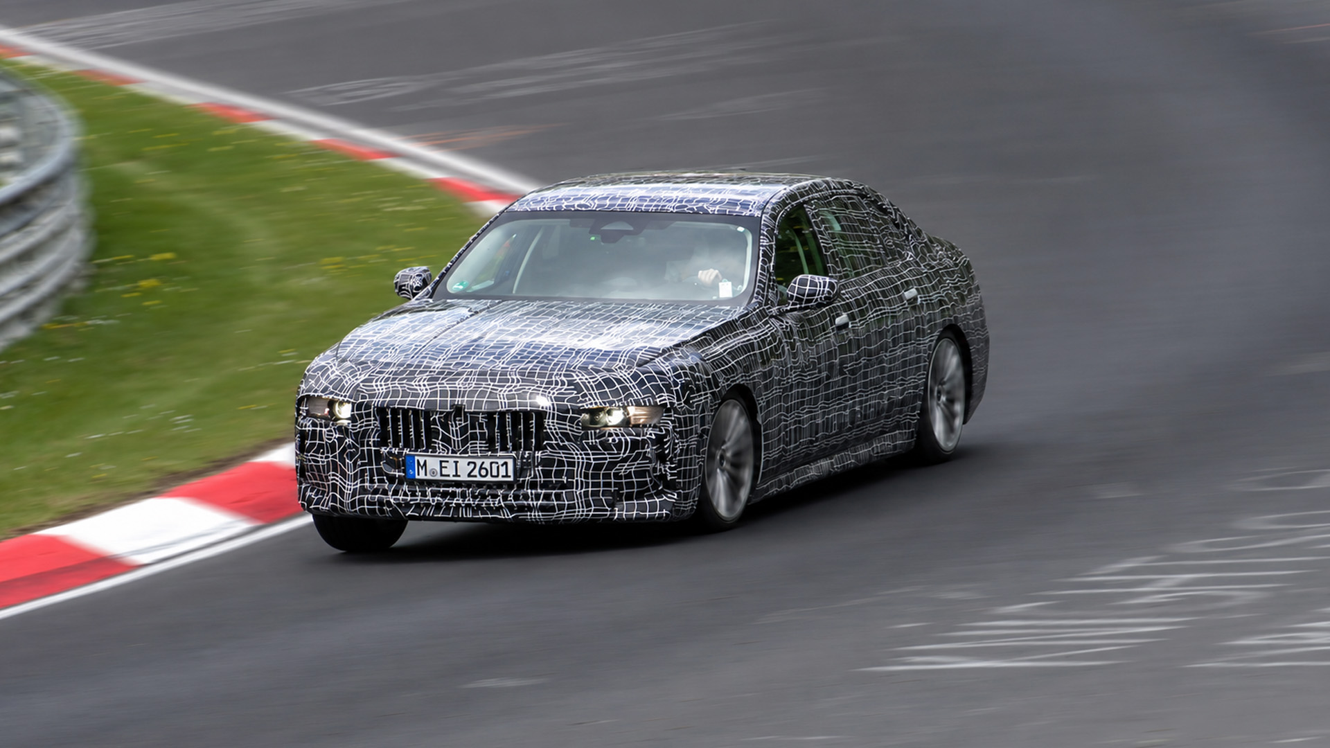 BMW prototype attacks Nürburgring at full pace