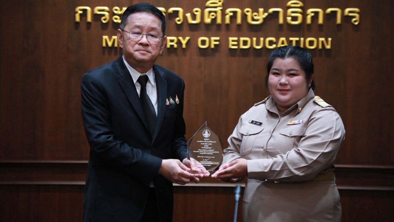“ประเสริฐ” มอบรางวัลครูถิรคุณแก่ 2 ครู รร.บ้านโนนเหลื่อมฯ ยก เป็นต้นแบบ ครูผู้เสียสละ