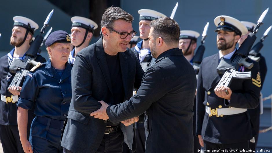 Burnham (izquierda en la imagen) y Zelenski durante la visita a la base naval de Portsmouth (27.07.2026)