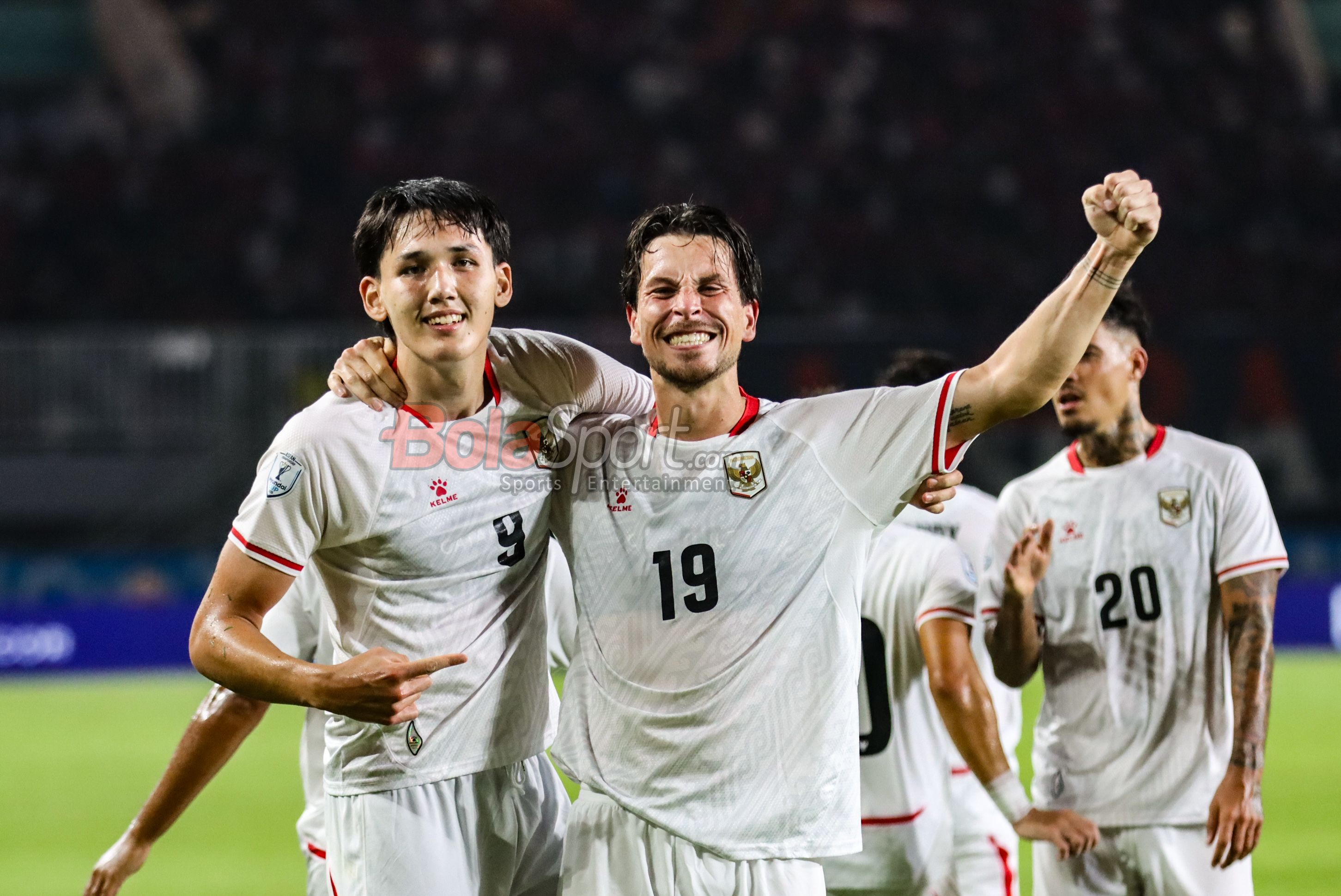 Thom Haye (kanan) dan Mitchell Baker (kiri) sedang selebrasi dalam laga babak penyisihan grup A Piala AFF 2026 antara Timnas Indonesia versus Timnas Kamboja di Stadion Pakansari, Bogor, Jawa Barat, Senin (27/7/2026).