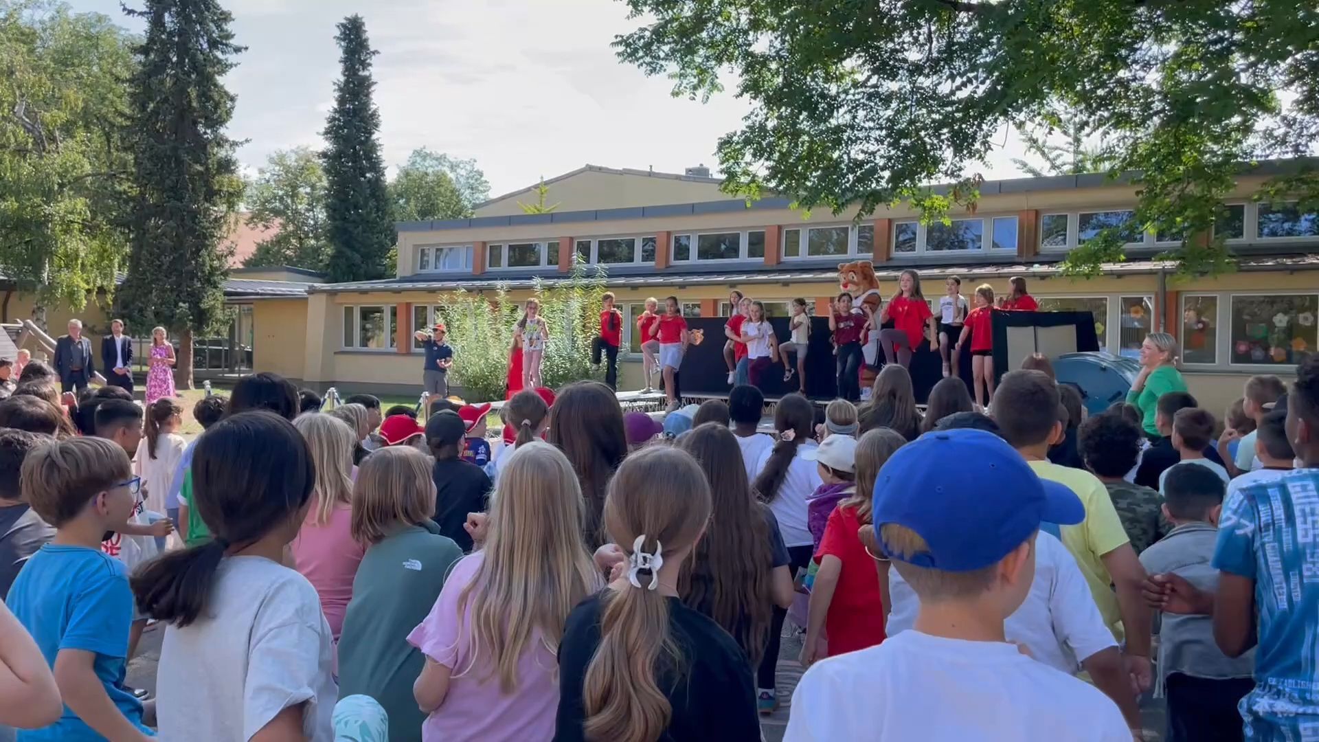Ingolstädter Schüler der Grundschule Auf der Schanz bewegen sich mit ...