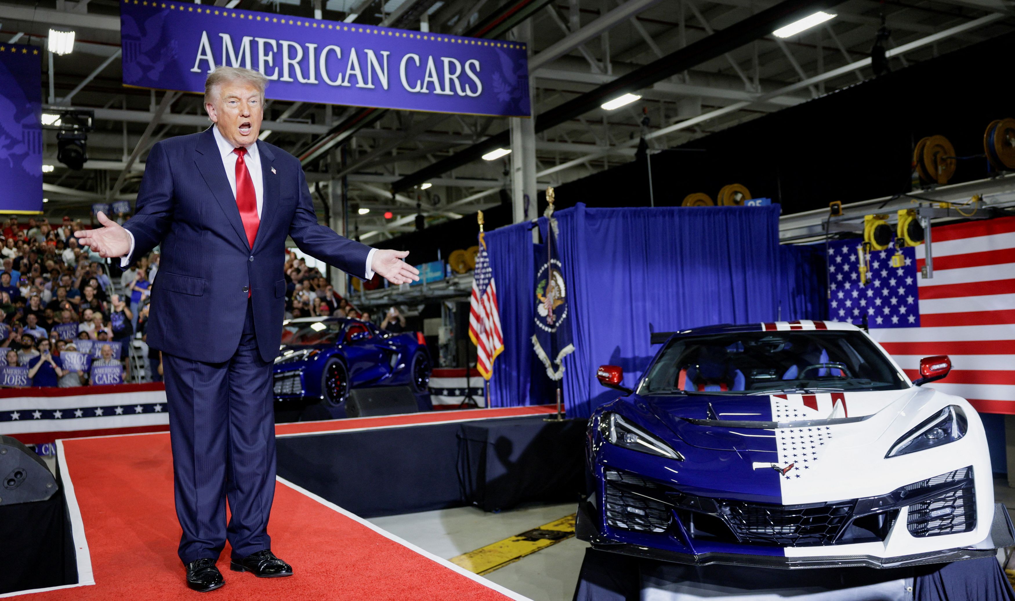 In Michigan, Trump defends economic record as GOP fears midterm fallout