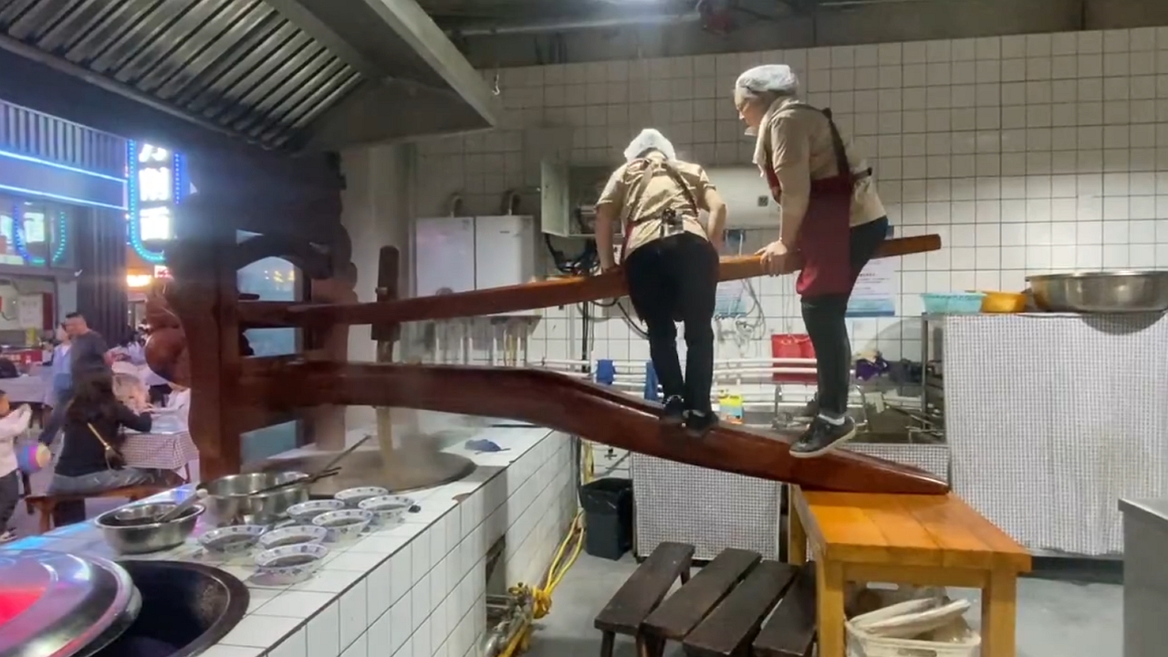 Women ride giant noodle press in Shanxi!