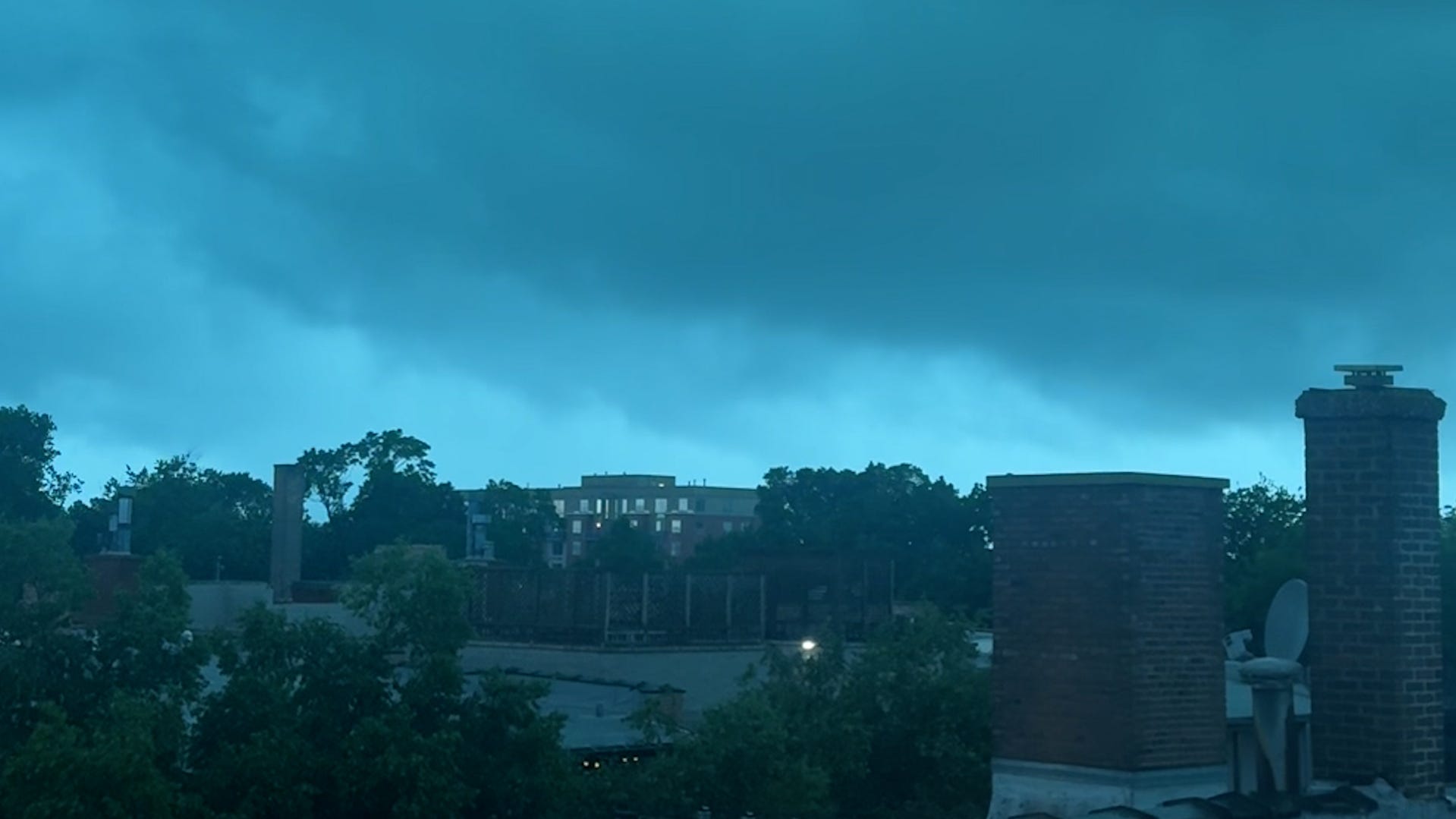 Supercell clouds darken Chicago sky as storms move in afternoon