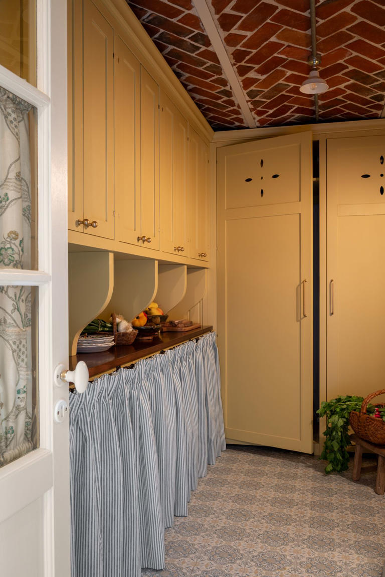 The Kitchen Cabinet Trend Interior Designers Are Obsessed With in 2026 ...