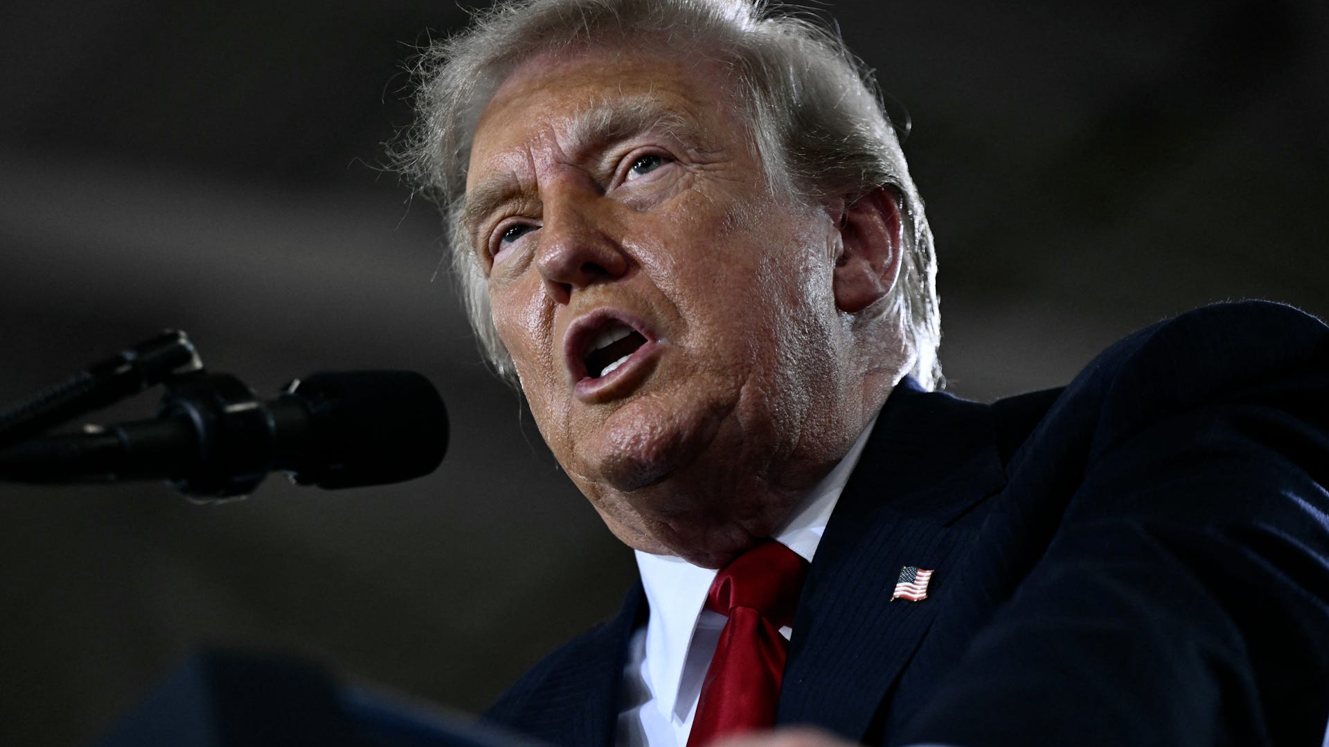 Trump orders Smithsonian signs warning of 'inaccurate' history