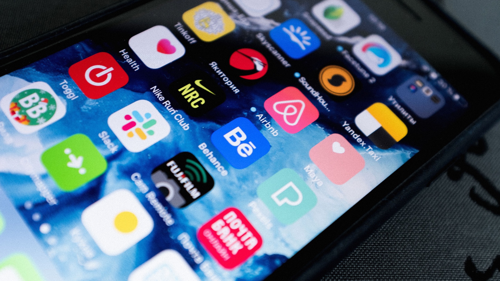 10 apps to never download on your phone & 10 to always have handy