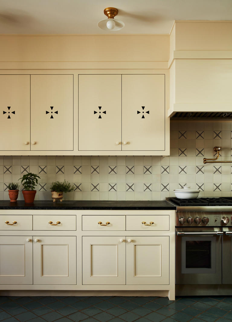 The Kitchen Cabinet Trend Interior Designers Are Obsessed With in 2026 ...