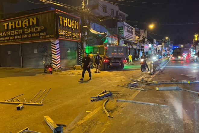 Xe ben mất lái tông sập tiệm mắt kính trên đường Tô Ngọc Vân, 4 người thoát chết