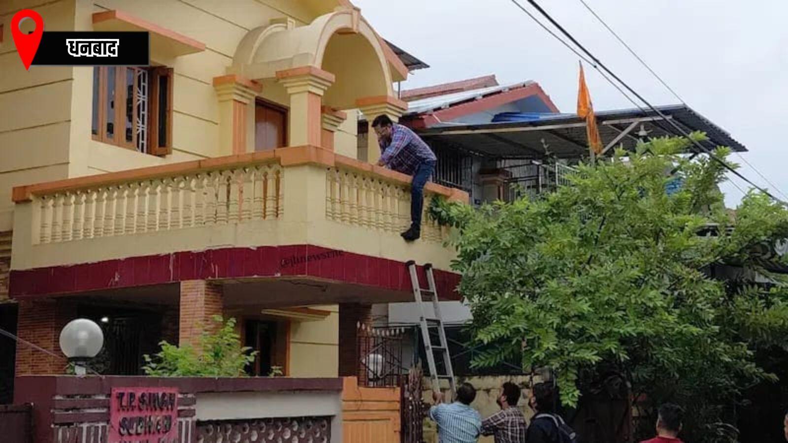 Image for गेट नहीं खोला तो सीढ़ी लगाकर घर में घुसी ED की टीम, धनबाद में कोयला कारोबारियों के 25 ठिकानों पर रेड
