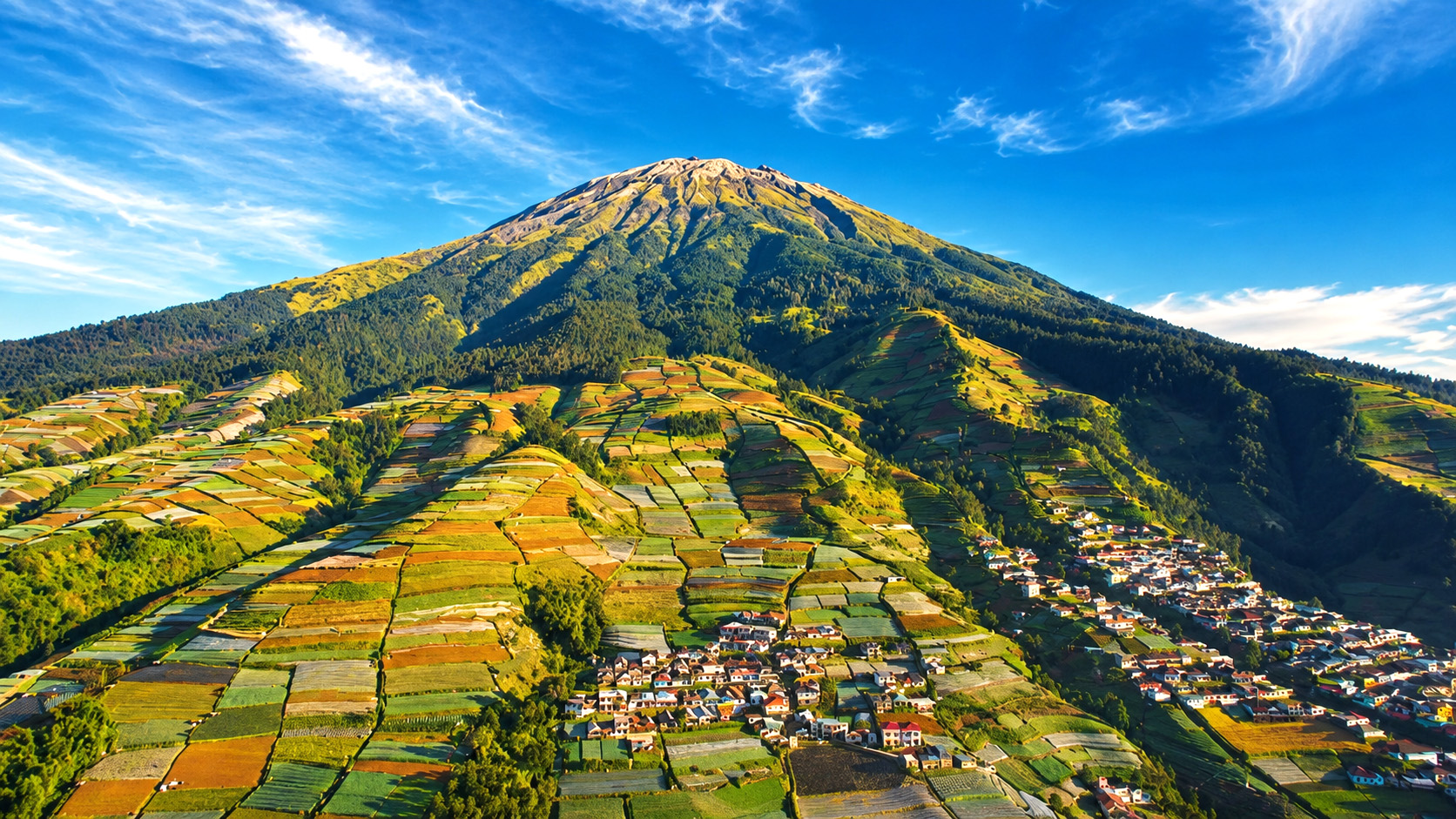 Nepal Van Java surrounded by mountain valleys and rice fields