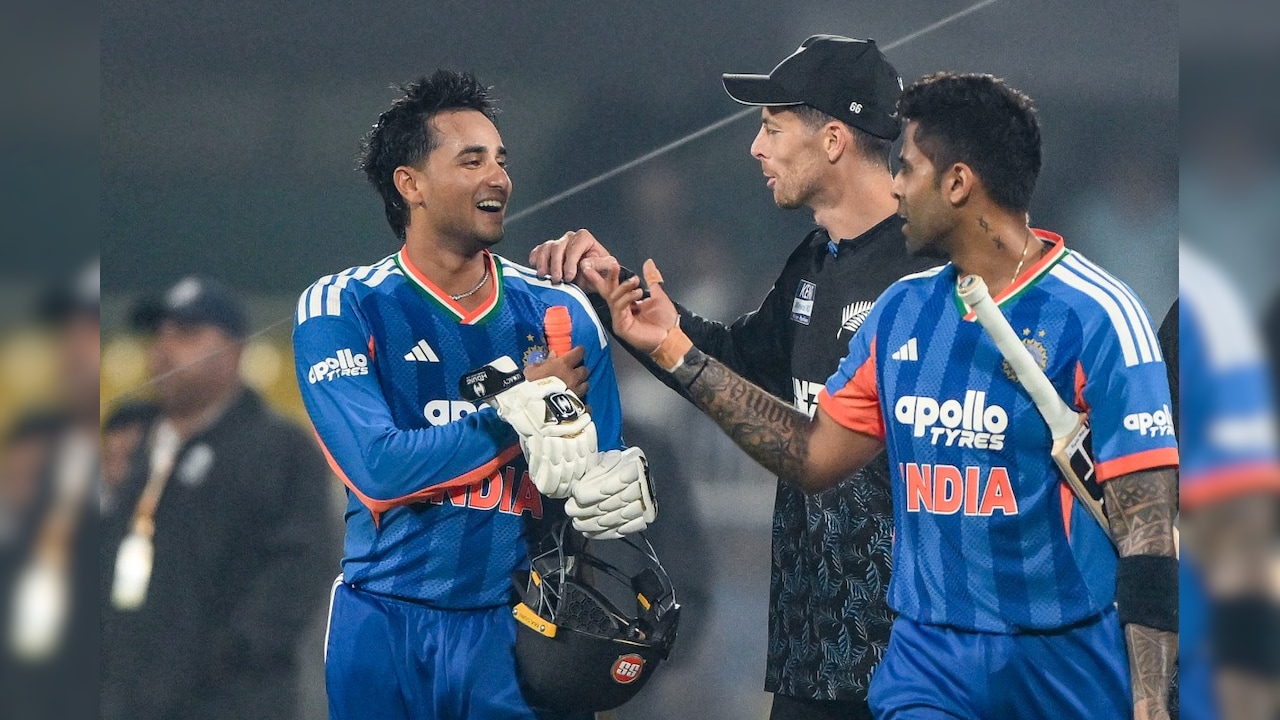 Image for जैसे हो, वैसे ही रहो... खराब फॉर्म के बावजूद अभिषेक शर्मा पर अटूट भरोसा, सूर्यकुमार यादव का बड़ा संदेश