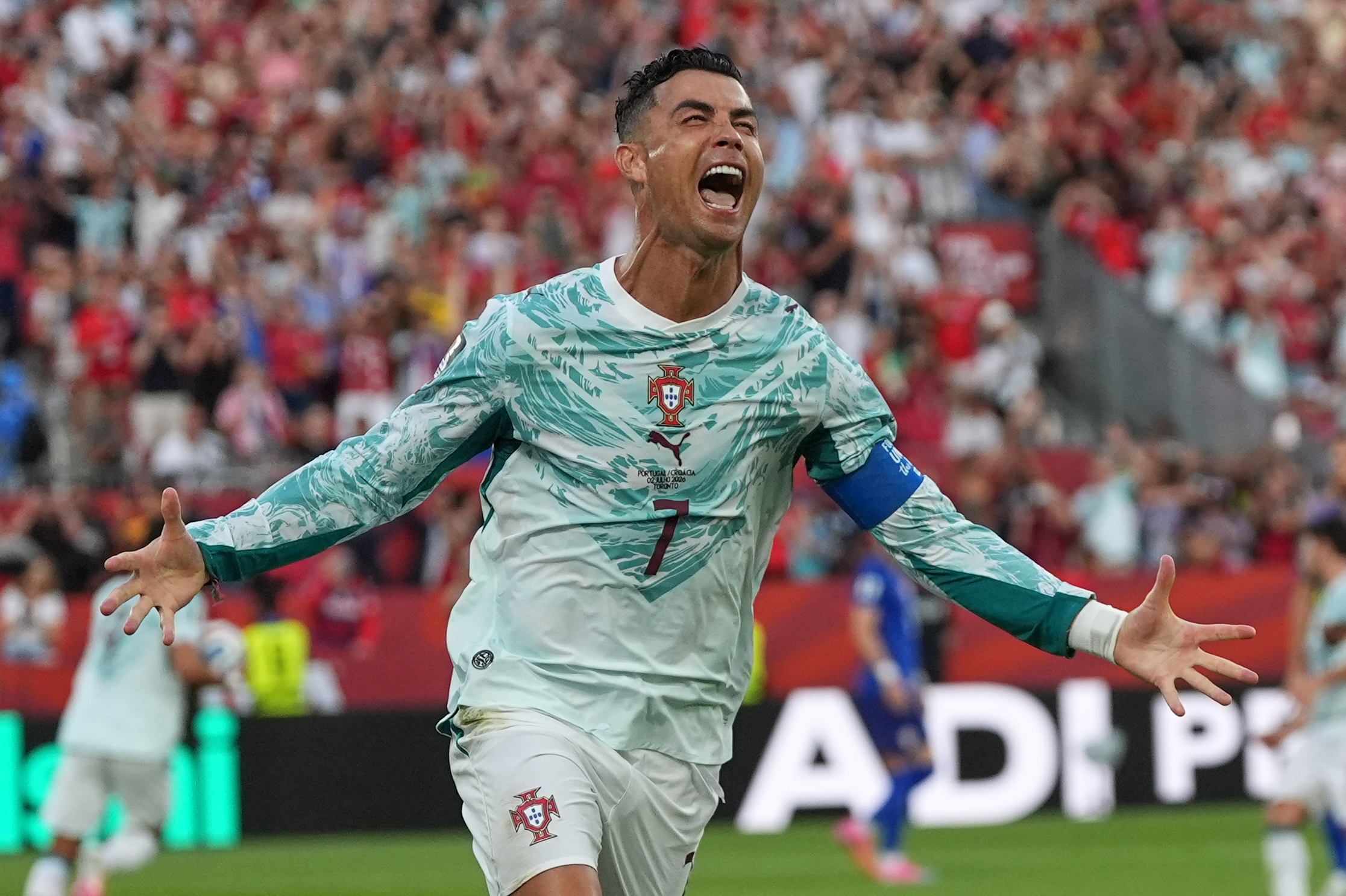 Cristiano Ronaldo đi làm phim sau World Cup