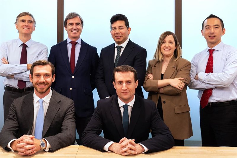 Cobas AM reduce su exposición energética y apuesta por holdings familiares