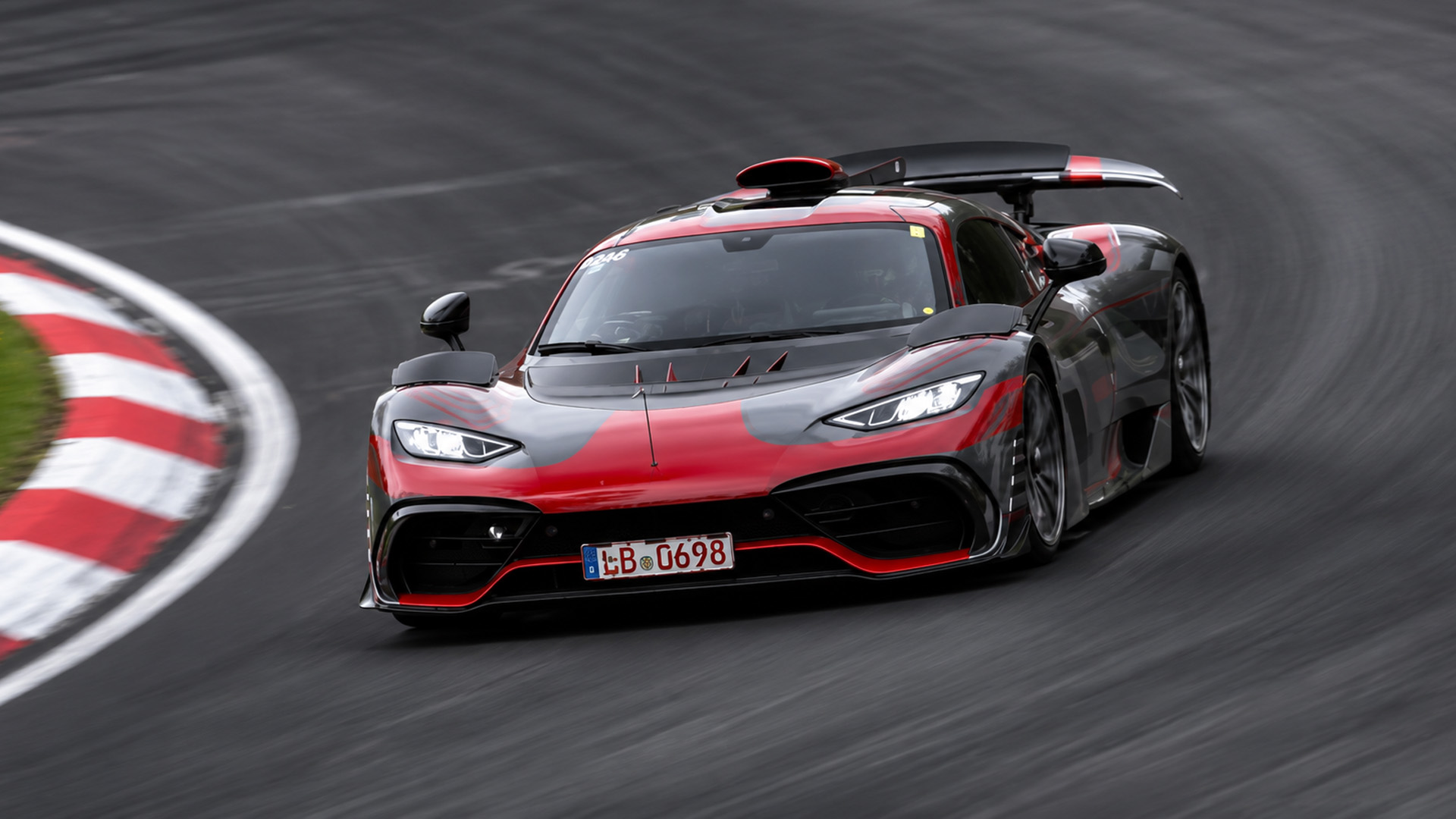 Mercedes AMG-One prototype valt de Nürburgring hard aan