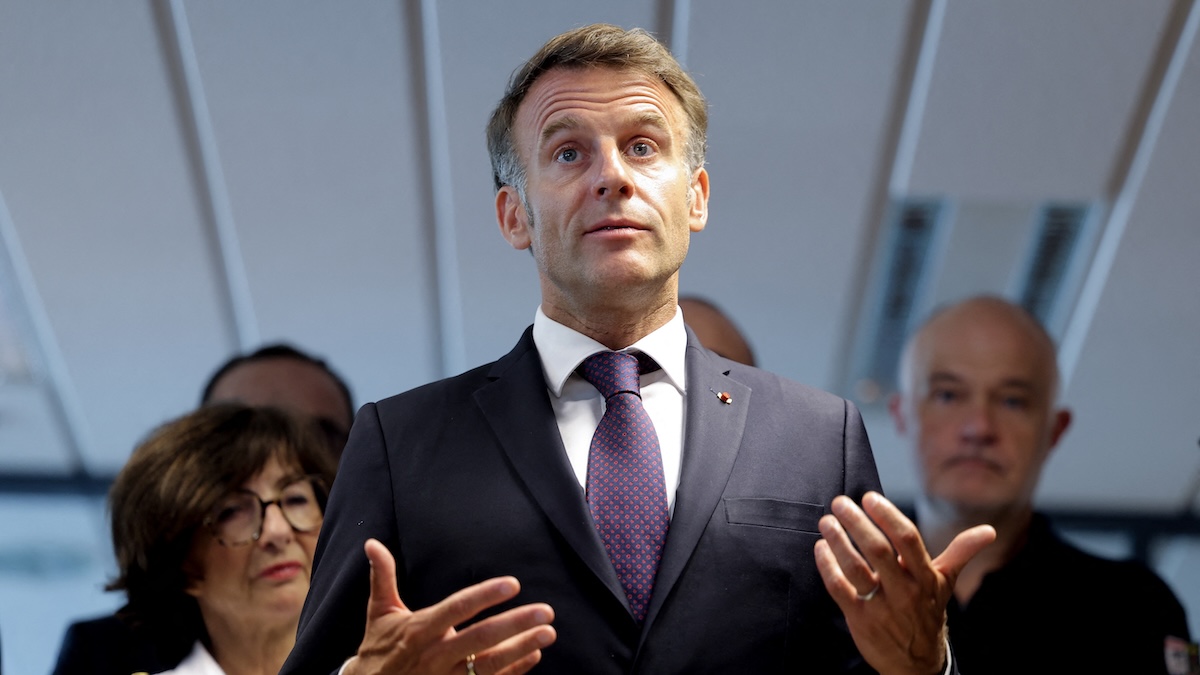 Incendie en Gironde : Emmanuel Macron atomisé par un journaliste de CNews après sa rencontre sur place avec les pompiers, « Je suis effaré ! »