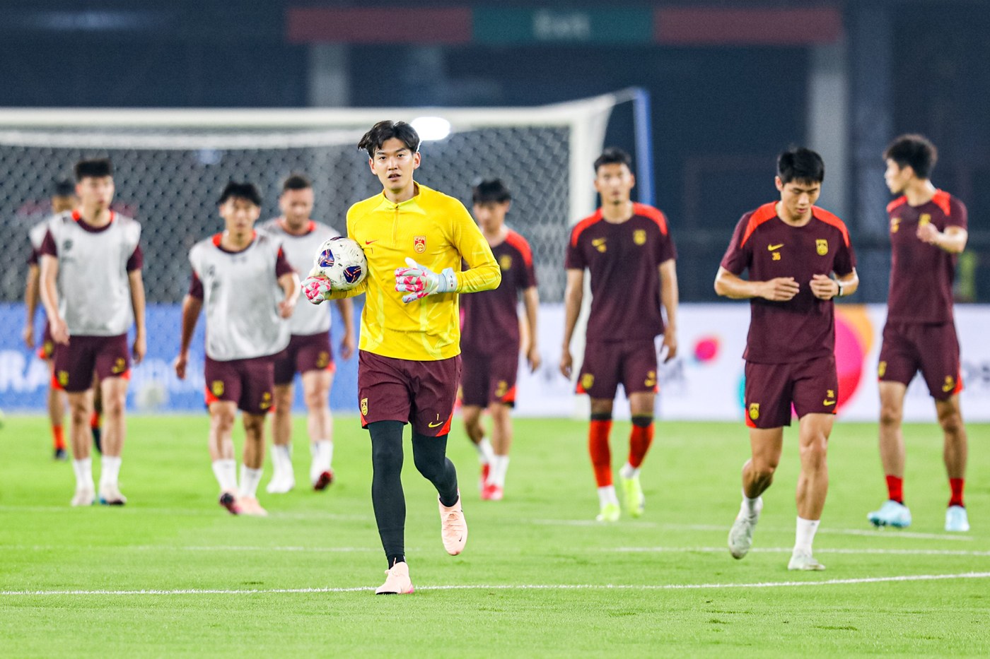 Sejumlah pemain Timnas Tiongkok mengikuti latihan di Stadion Utama Gelora Bung Karno, Jakarta, Rabu (4/6). (istimewa)