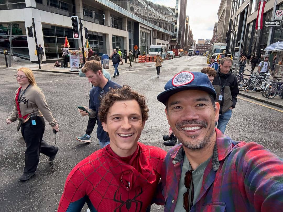 Destin Daniel Cretton dan Tom Holland berpose bersama sambil tersenyum dalam foto yang dibagikan di Instagram.