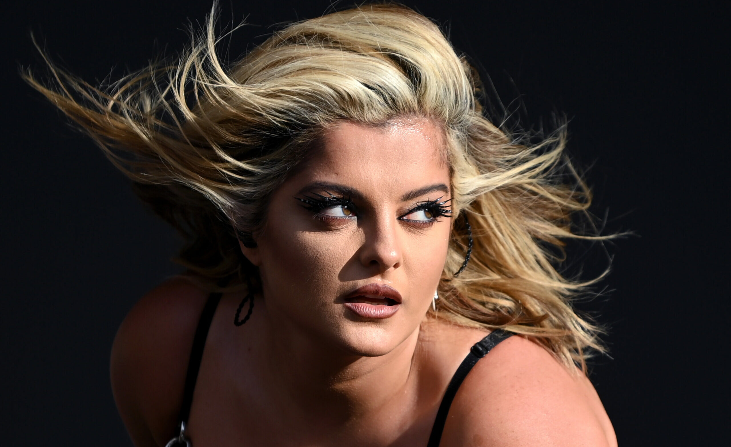 Bebe Rexha performt mitreißendes Medley aus „New Religion“ & „Sad Girls“ bei Fallon
