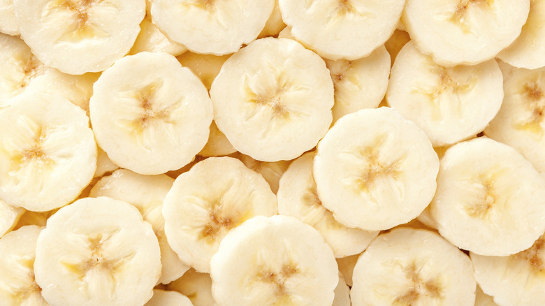 This chain restaurant's banana dessert has no business feeling this fancy
