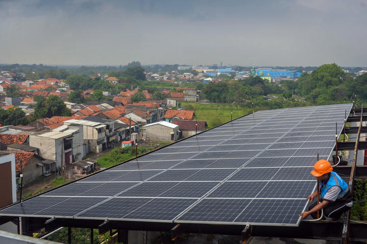 Pekerja memeriksa Pembangkit Listrik Tenaga Surya (PLTS) atap di Rusunawa Cipta Griya Kedaung, Kota Tangerang, Banten, Kamis (30/4/2026). Foto: Putra M. Akbar/ANTARA FOTO