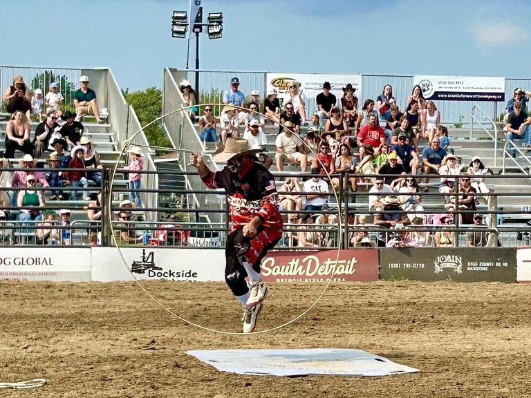 Rodeo ropes in thousands to see riders take on the big bulls