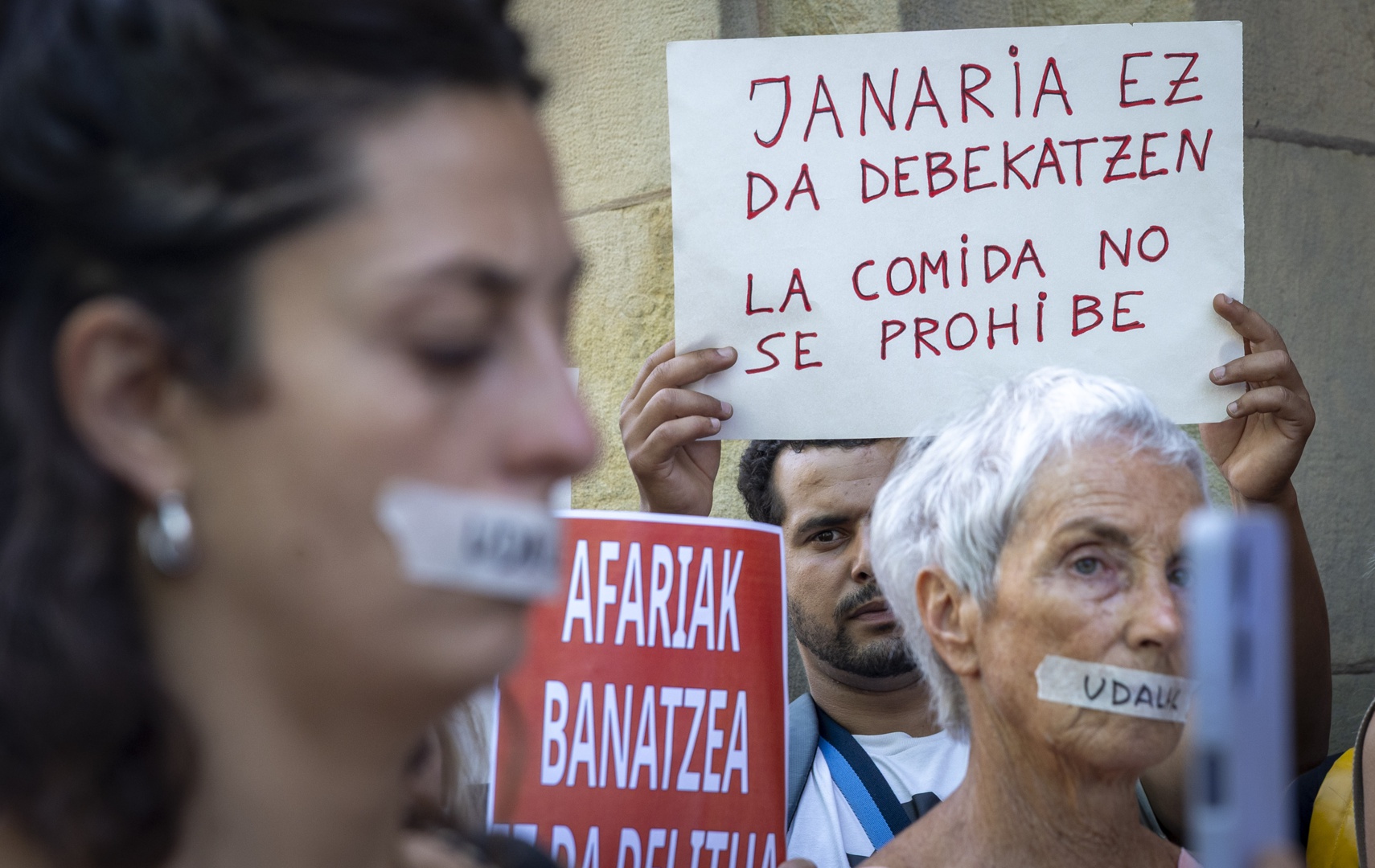 Jendea kartelekin protestan prentsaurrekoan.