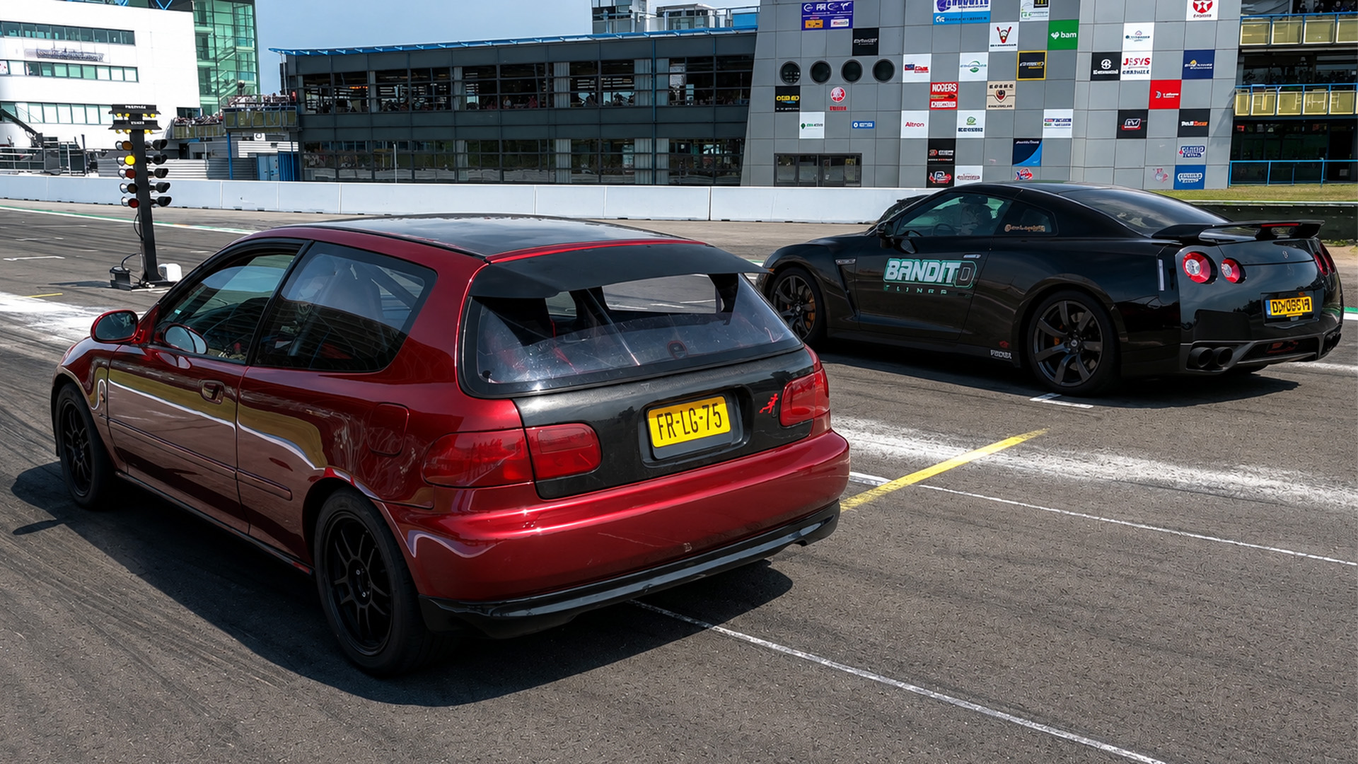 Honda Civic AWD preparado encara Nissan GT-R R35 em arrancada