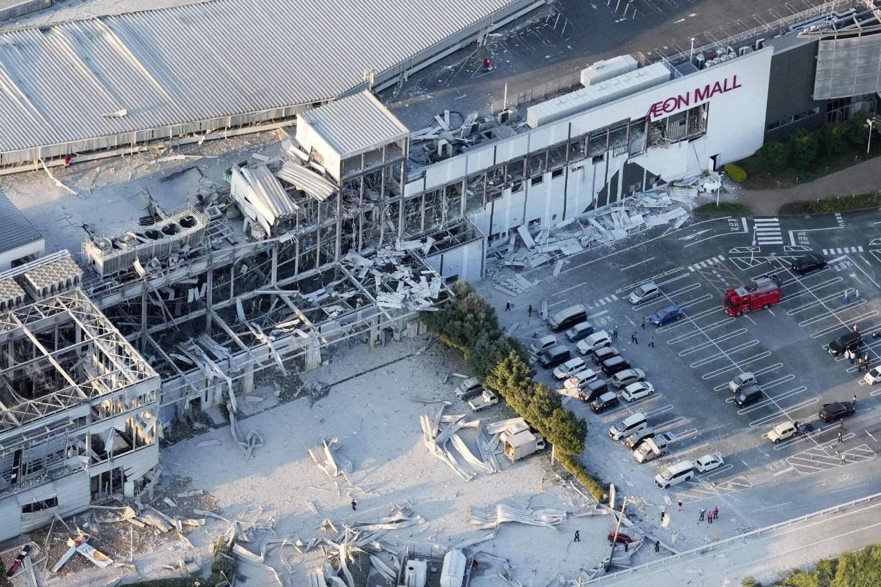 Japan quake leads to apparent explosion at mall, traps people inside