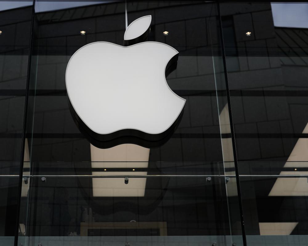 Apple becomes second $5tn company as investors flee AI stocks
