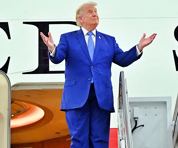 Air Force One debuts new blue, gold paint scheme