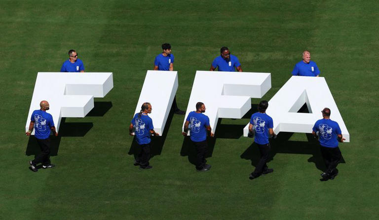 La FIFA planea vender participaciones en su filial de 20.000 millones de dólares para organizar la Copa del Mundo, lo que ha enfadado a la UEFA.