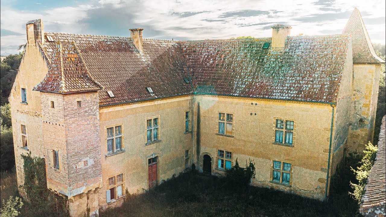 Exploring a forgotten mansion from the 1400s