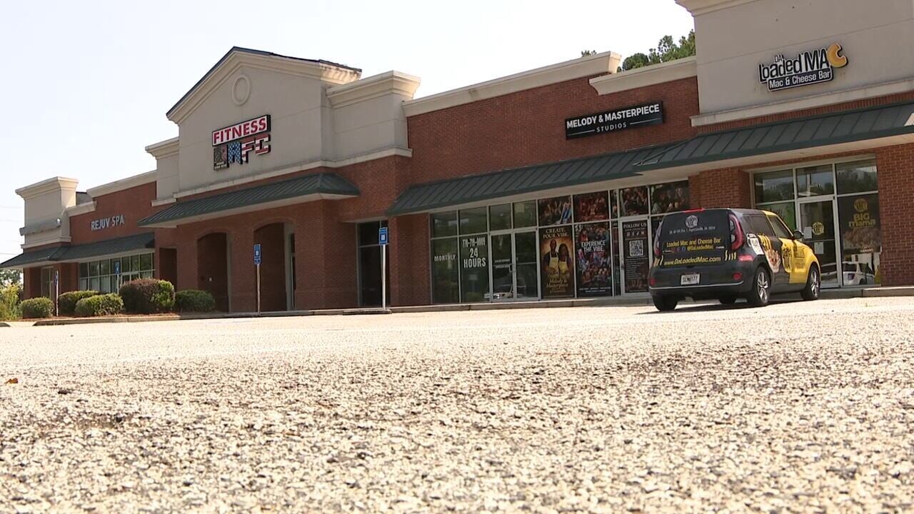 Shopping plaza tenants say landlord didn't disclose sewage problems as businesses stay closed